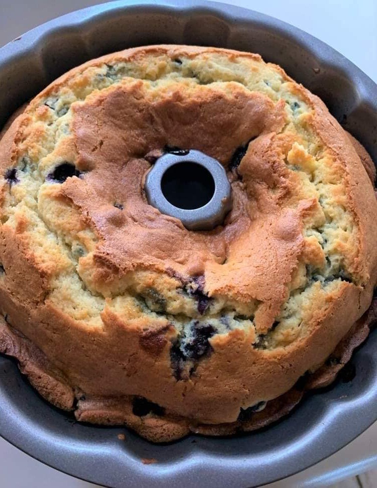 Make your mornings better with this delicious Blueberry Sour Cream Coffee Cake! 🫐🍰